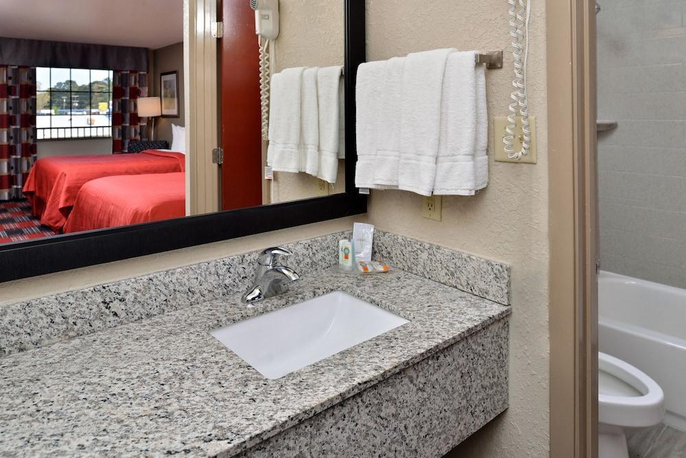 Inn Quality Near Parc 2*